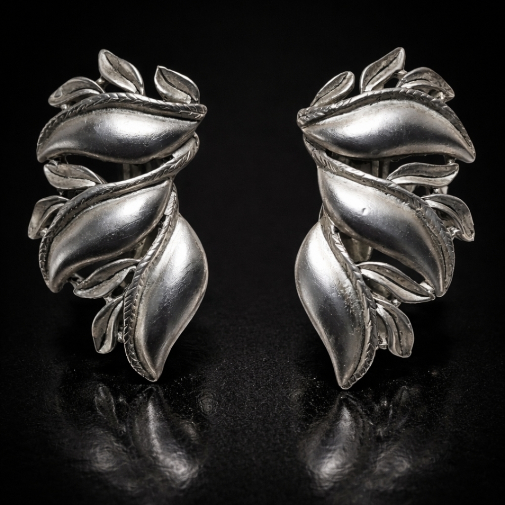RARE VINTAGE OSCAR DE LA RENTA SIGNED SILVERTONE LEAF CLIP EARRINGS STATEMENT